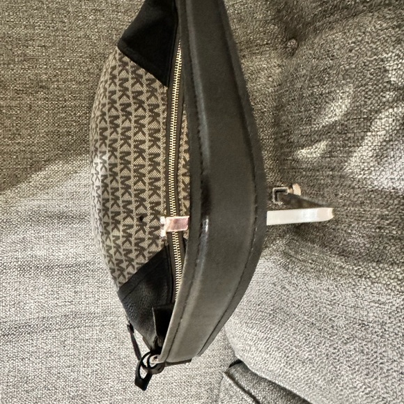 NWOT MICHAEL MICHAEL KORS Aria Signature Large Shoulder Bag - Picture 5 of 9